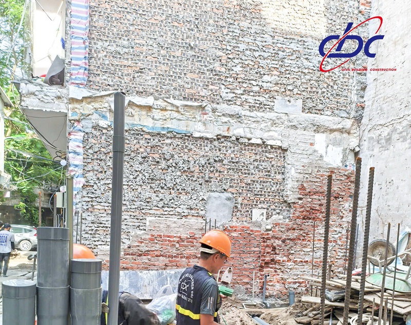 Đối chiếu thực tế thi công với bản vẽ và hợp đồng